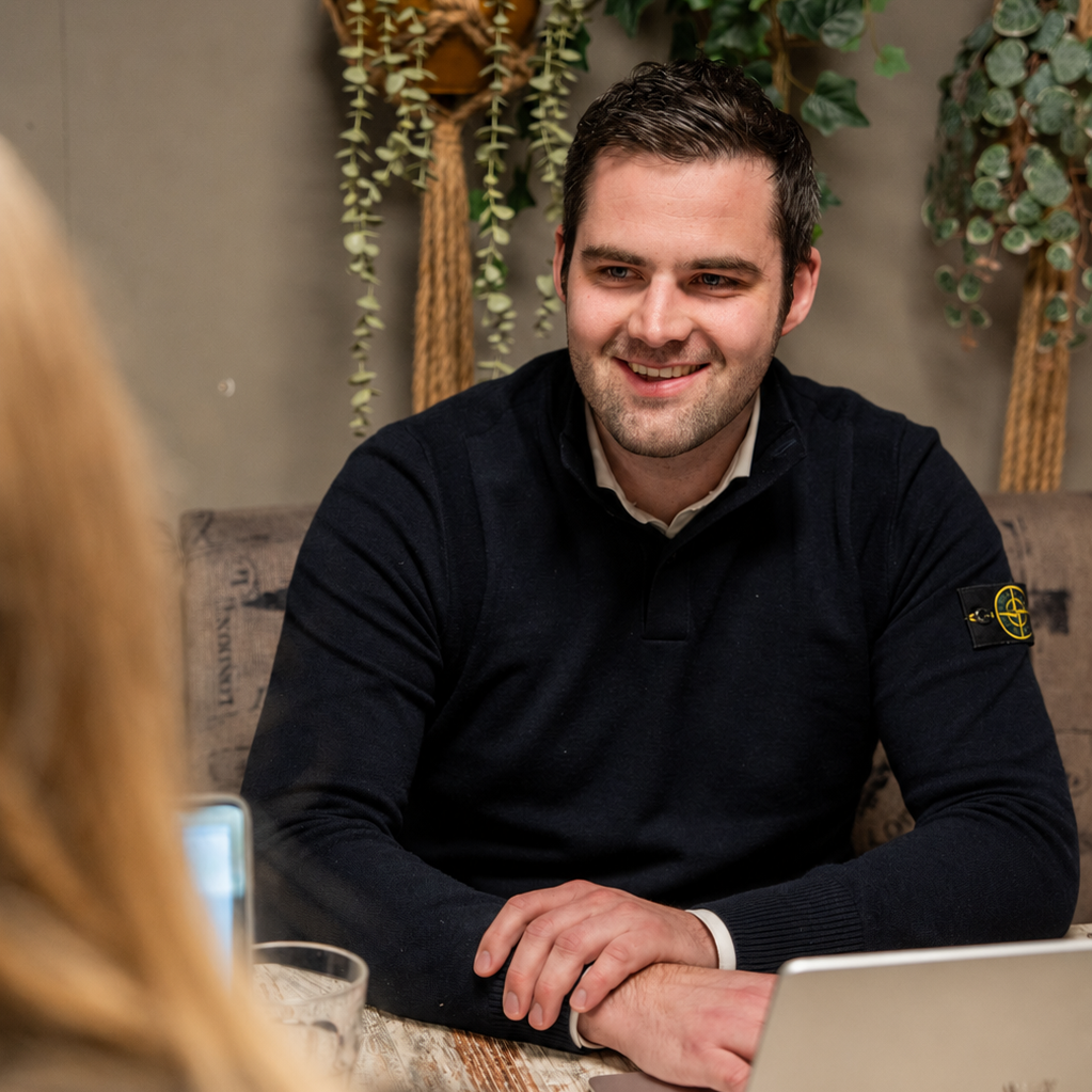 Eigenaar Gijs Vriezekolk in gesprek